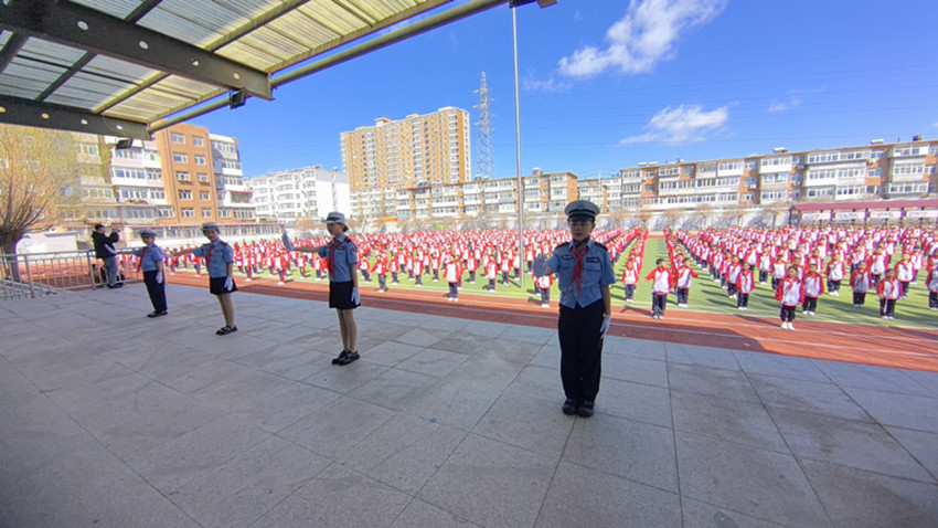 童心践文明 携手向未来——内蒙古自治区赤峰市元宝山区平矿二小关工委开展“小手拉大 手 共创文明城”活动