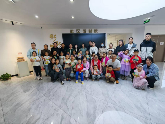 诗韵润童心 园社共传承——内蒙古自治区赤峰市元宝山区西城街道新景四季东社区关工委开展诗词粘贴活动