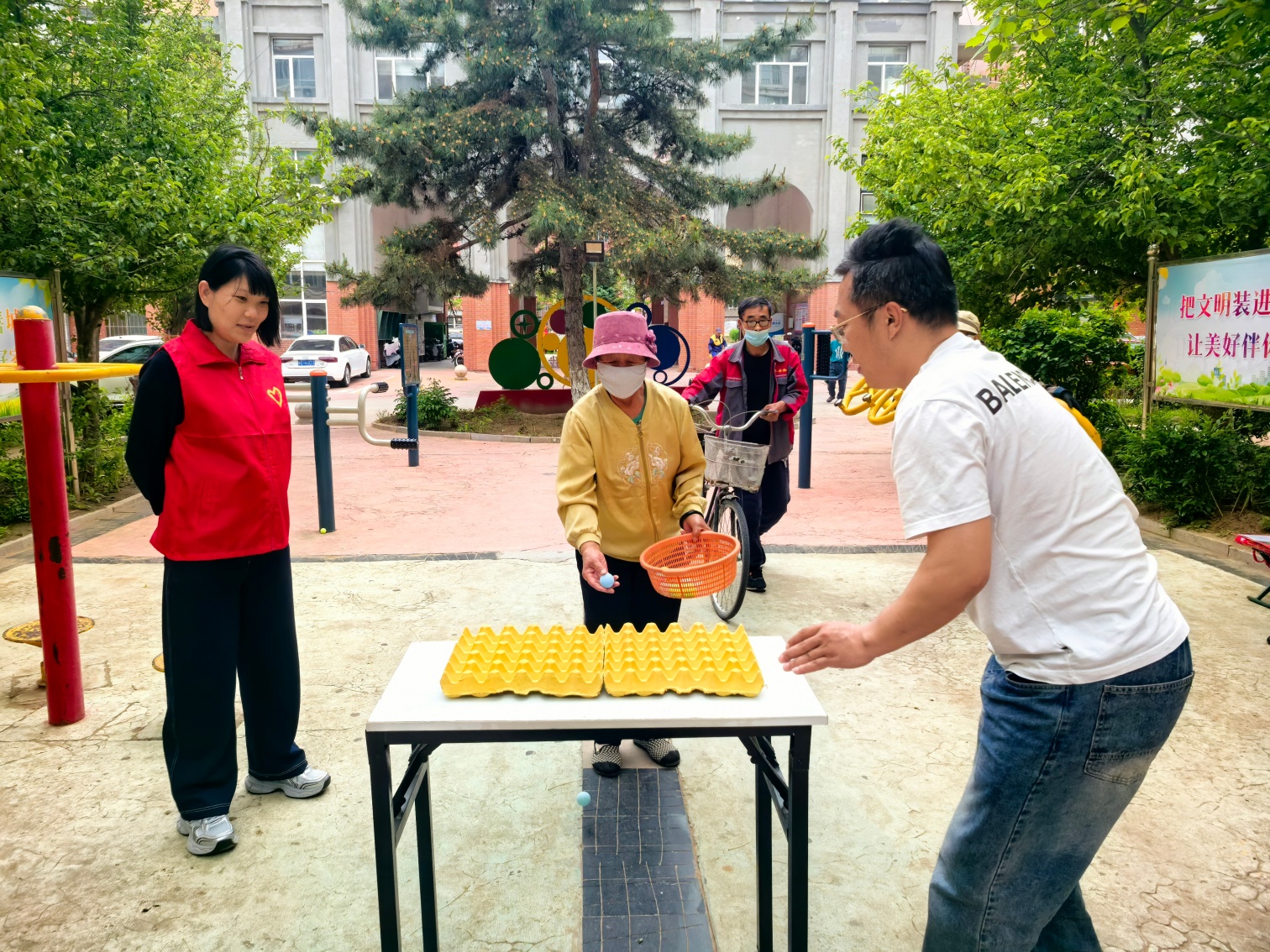 趣味投球乐翻天 银龄老友嗨起来——内蒙古自治区赤峰市元宝山区西城街道王府社区关工委开展老年趣味游戏活动