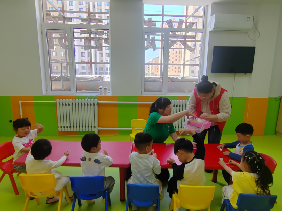 童梦“发”光 巧手慧心——内蒙古自治区赤峰市元宝山区西城街道如意东社区关工委“六一”儿童发卡制作活动