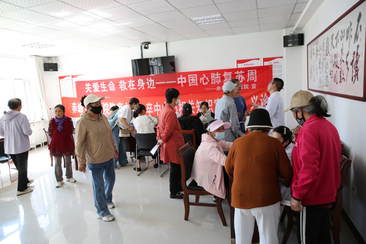 暖心义诊进社区 健康服务零距离——内蒙古自治区赤峰市元宝山区西城街道博士园社区关工委为老人义诊活动
