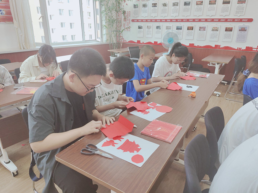 内蒙古自治区赤峰市元宝山区西城街道惠宁东社区关工委开展“巧手剪童趣 非遗润童心”活动
