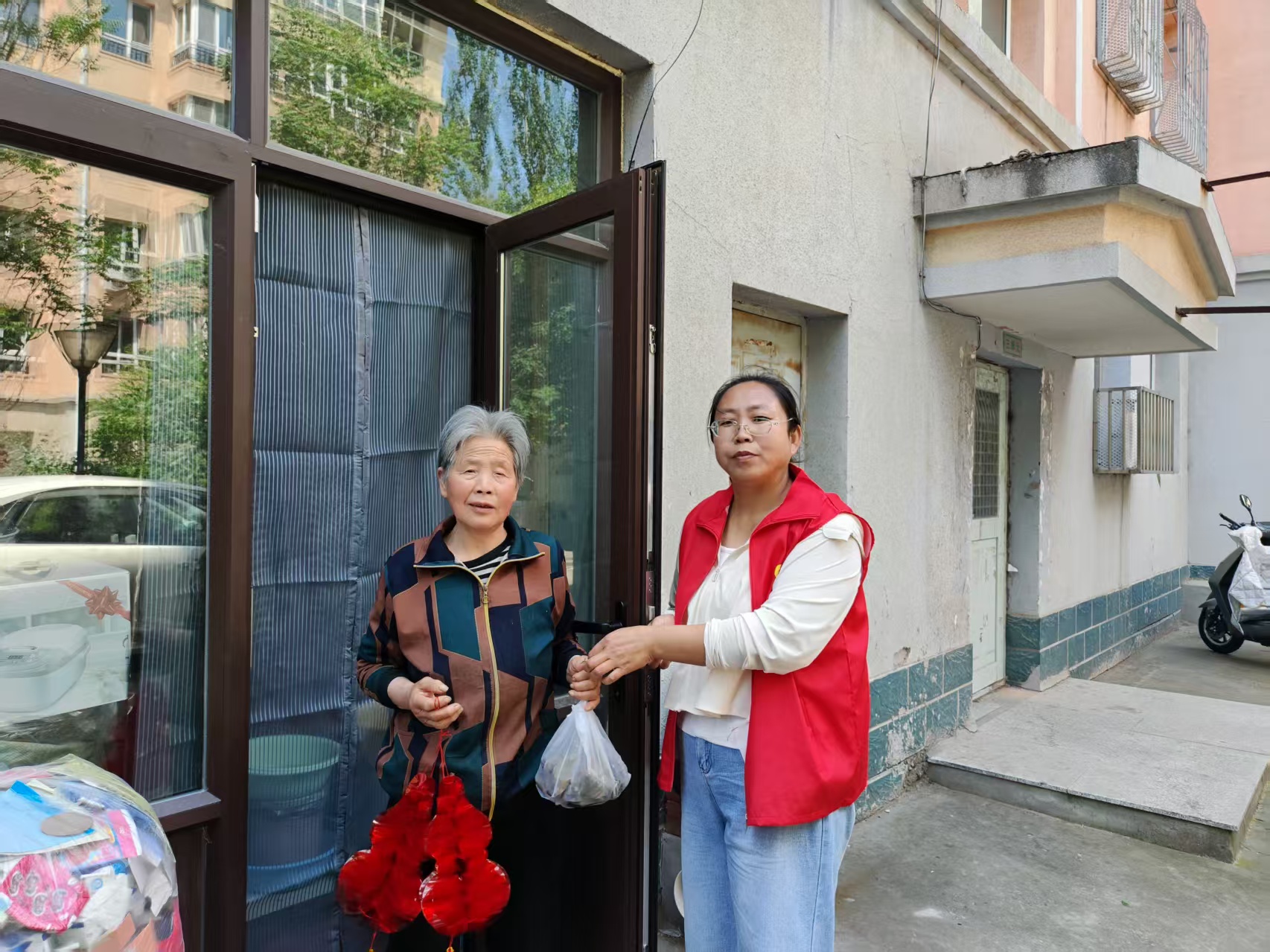 内蒙古赤峰市元宝山区西城街道锦绣社区关工委开展“粽情端午·关爱相伴”走访慰问独居老人活动