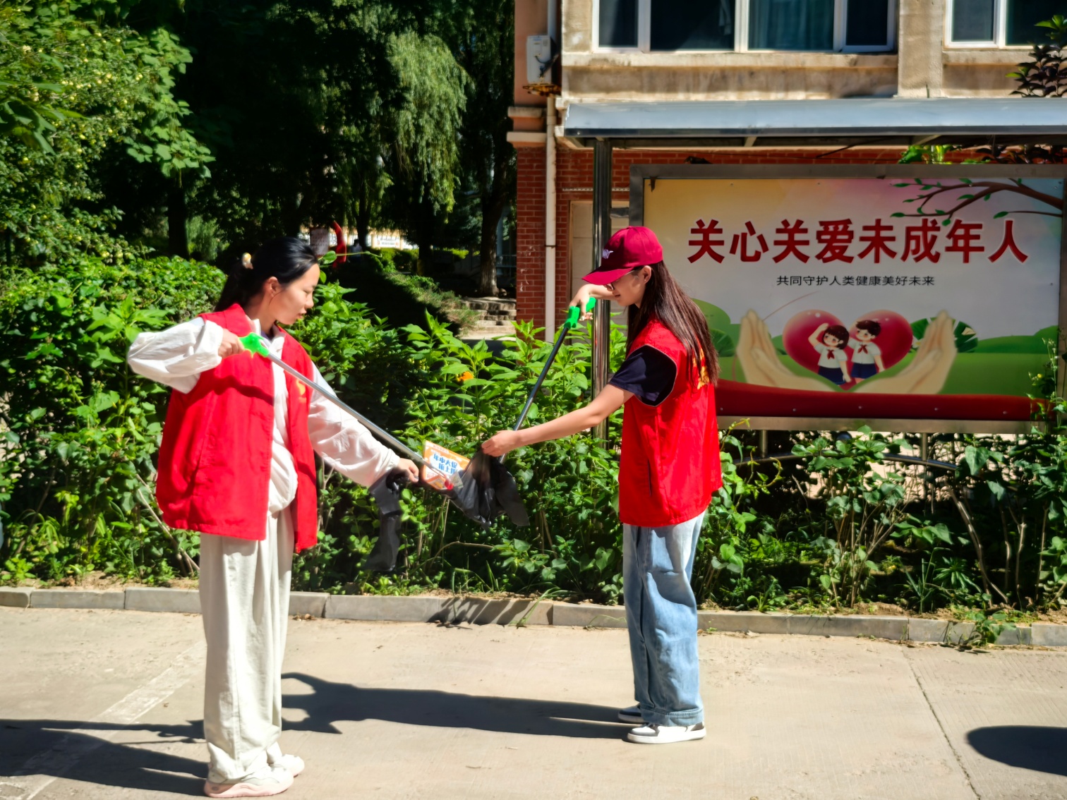 志愿清扫护家园 文明新风满社区——内蒙古自治区赤峰市元宝山区西城街道王府社区关工委组织青少年志愿服务活动