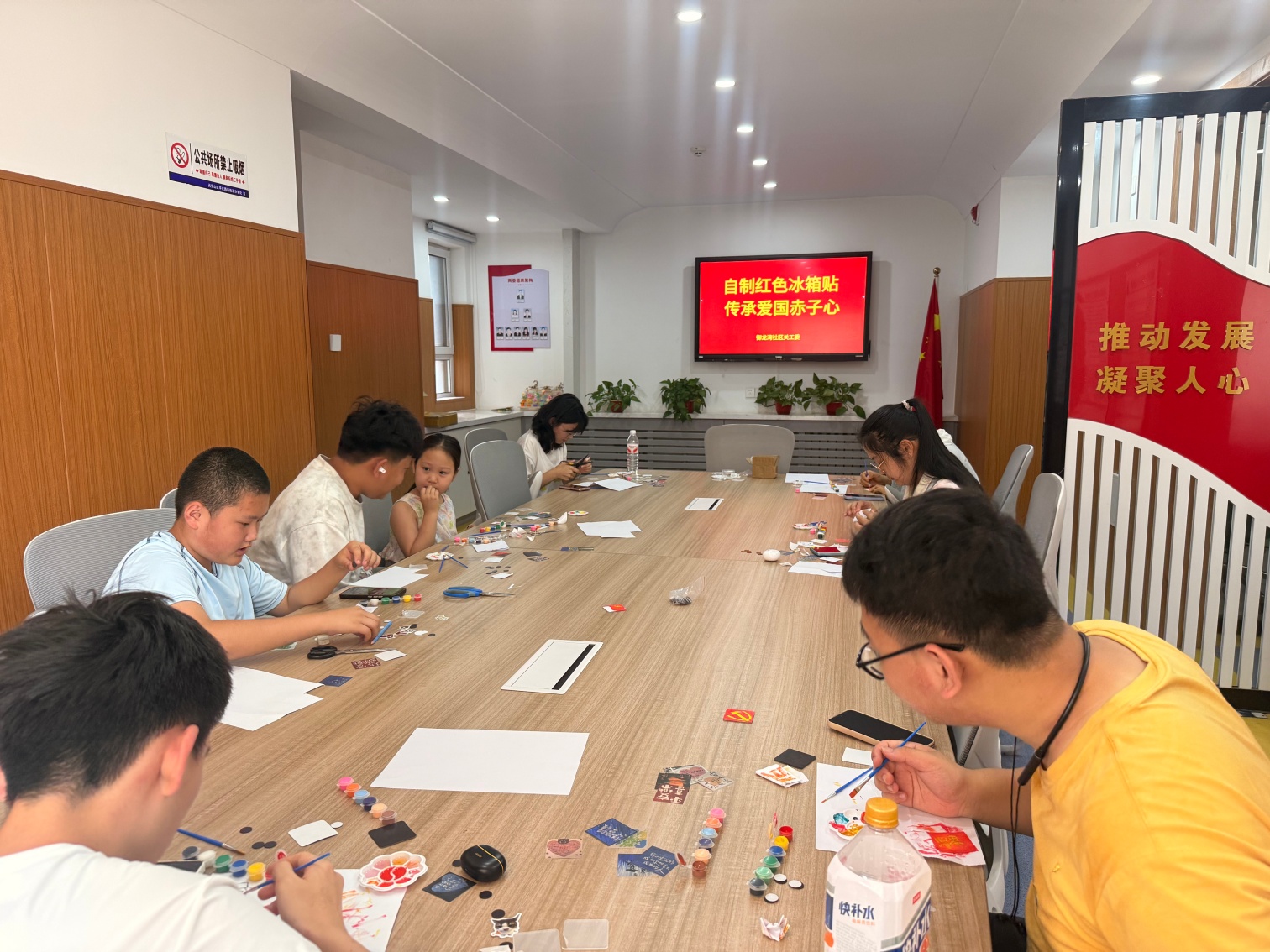 自制红色冰箱贴  传承爱国赤子心——内蒙古自治区赤峰市元宝山区西城街道御龙湾社区关工委开展青少年手工活动