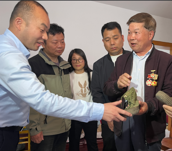 安徽省庐江县泥河镇关工委组织青年志愿者走访荣获全国二级战斗英雄、一等功臣章宪老人