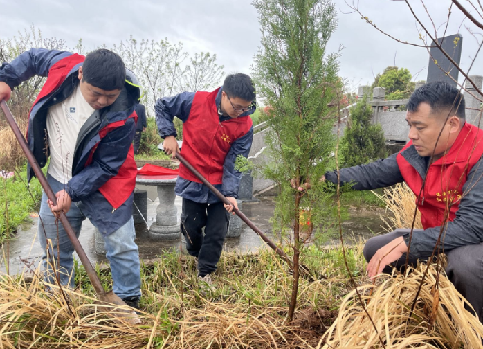 安徽省庐江县泥河镇关工委组织青年志愿者向革命先烈学习