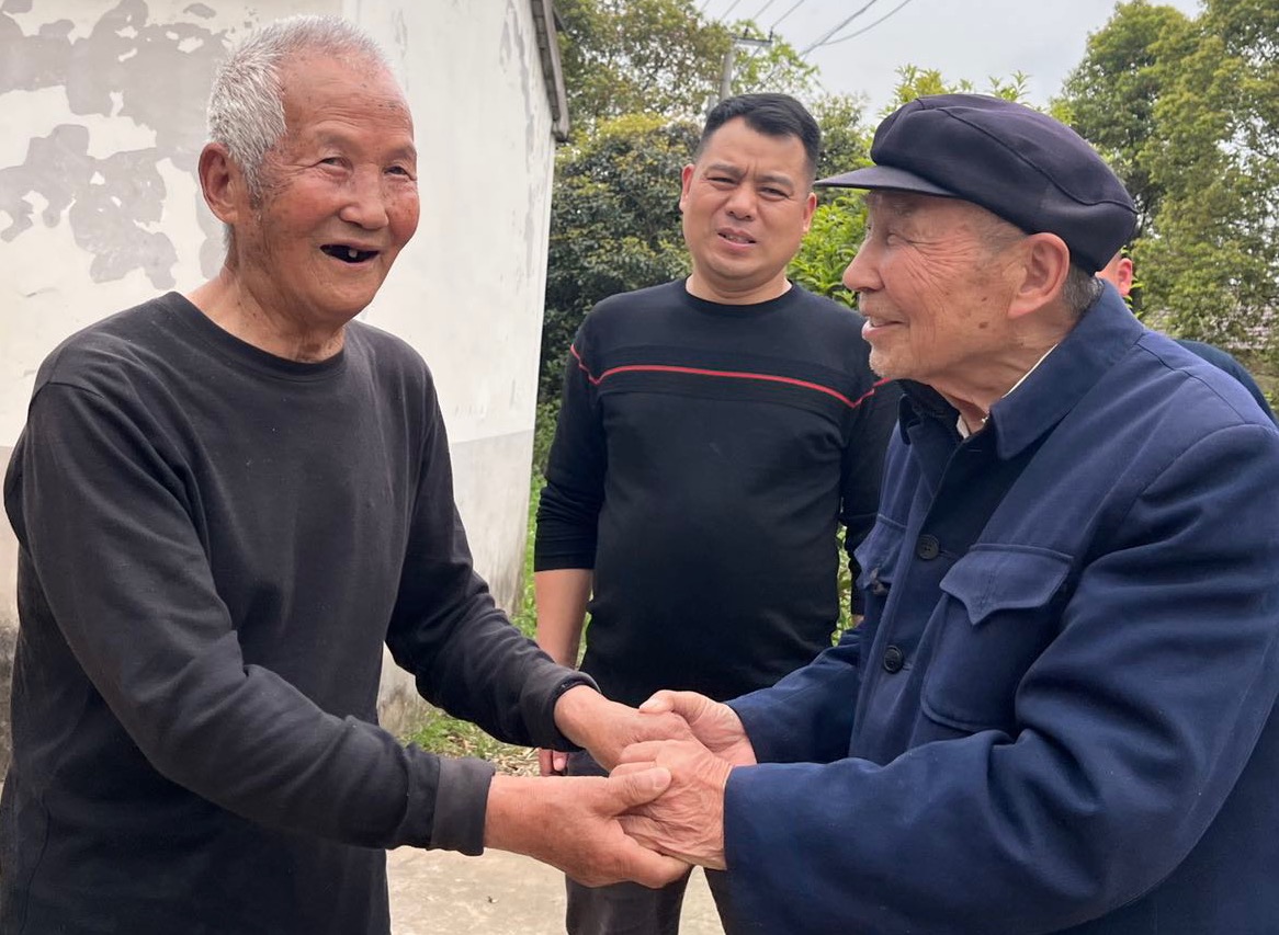 安徽省庐江县泥河镇关工委为圆老兵心愿 促两战友重逢