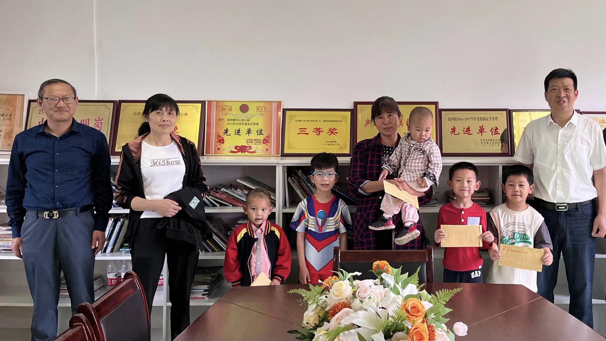 发放“大礼包”