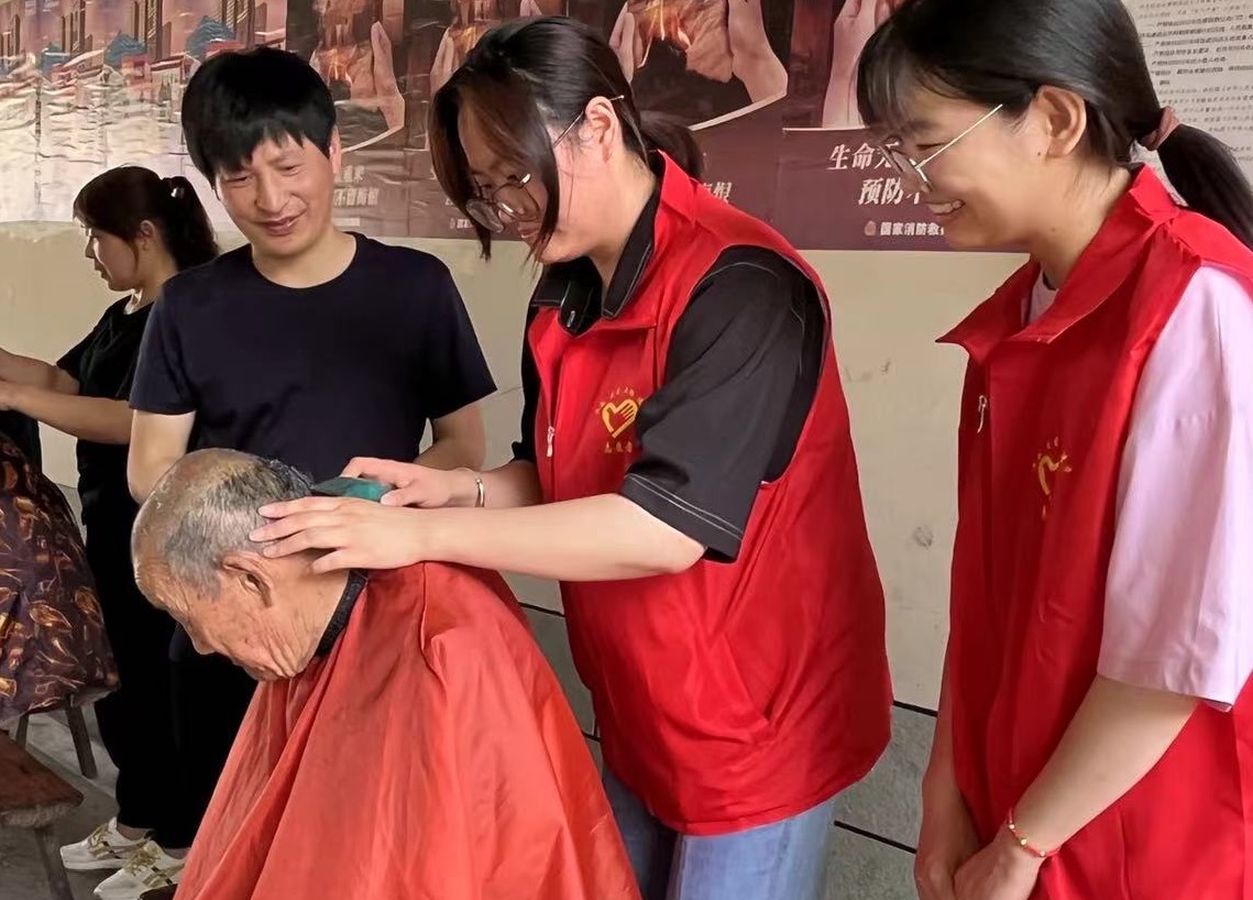 安徽省庐江县泥河镇关工委组织开展“老带新”志愿服务活动 传递志愿服务精神