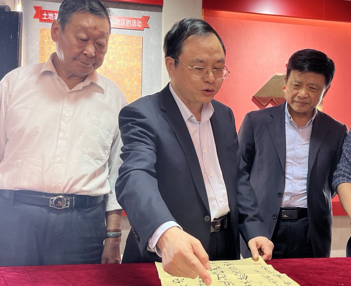 安徽省庐江县“五老”志愿者来到泥河镇，指导爱国主义教育基地建设