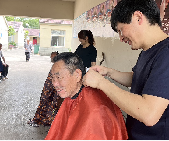 安徽省庐江县泥河镇关工志愿者为老人义务理发