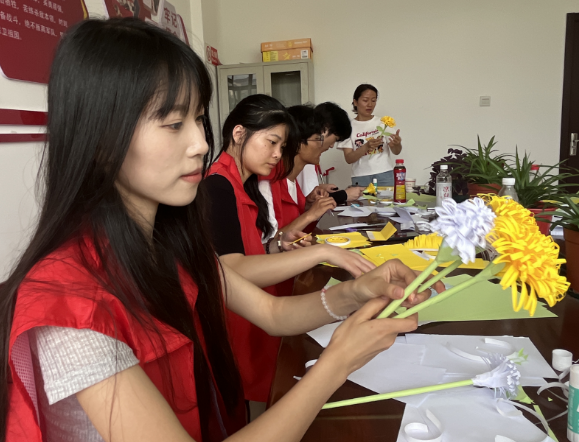 安徽省庐江县泥河镇关工委组织志愿者制作纸菊花向英烈致敬