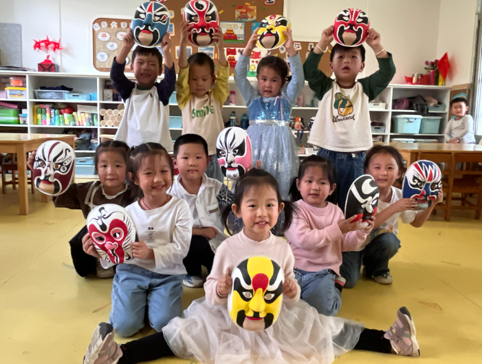 合肥市庐江县泥河镇中心学校关工委举办“传统戏曲进校园”活动