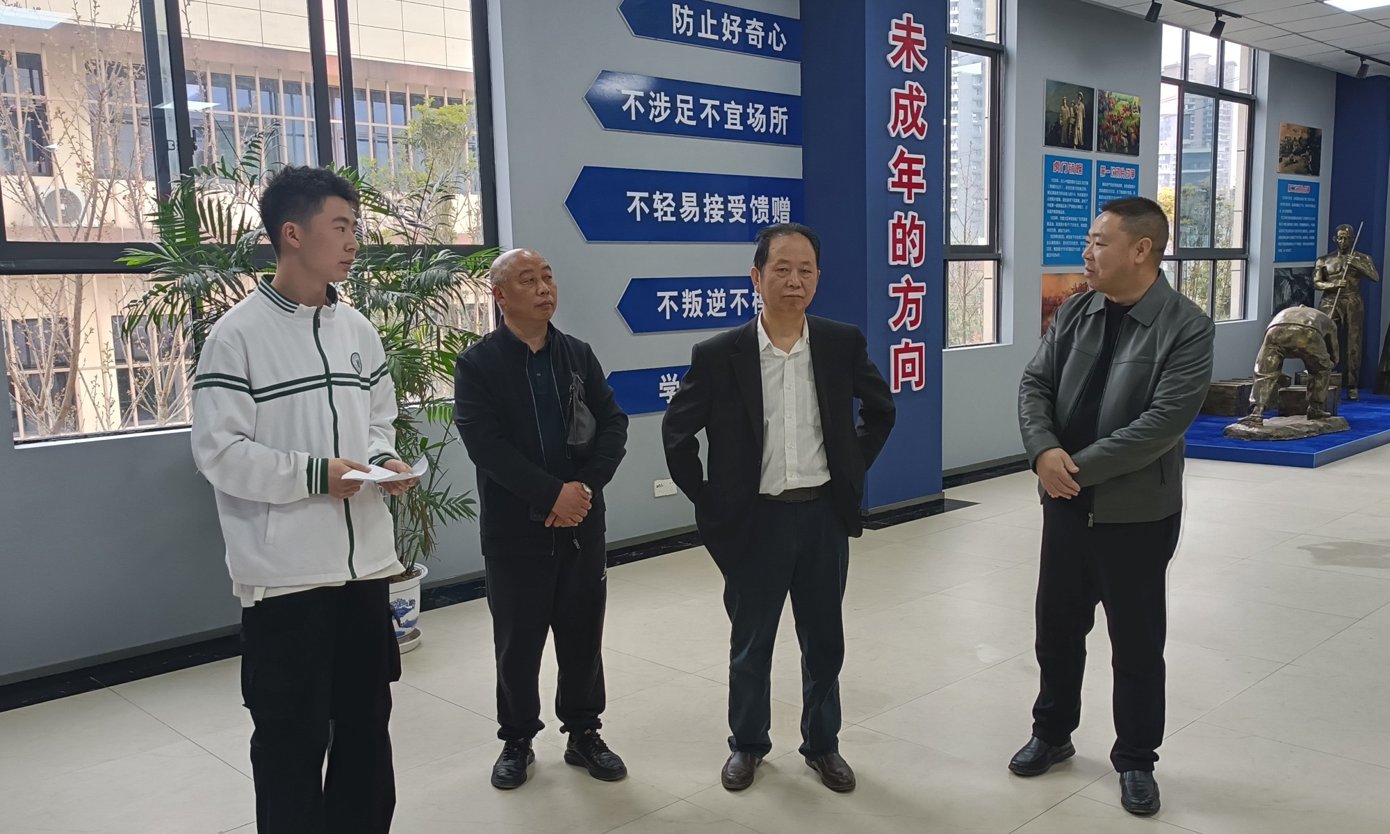 古蔺县关工委调研金兰高中禁毒教育