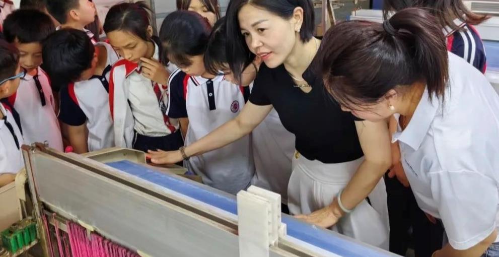 江西抚州崇仁县马鞍镇人民政府关工委和马鞍镇中心小学关工委特开展“开拓视野 小学生企业行”文化教育活动