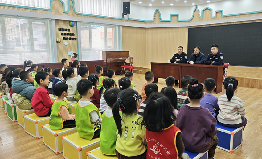 防范欺凌从娃娃抓起 ——内蒙古自治区赤峰市元宝山区第二幼儿园关工委、安监办联合开展法制教育活动