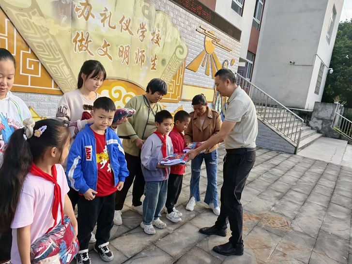 四川省自贡市富顺县代寺镇石农小学举行爱心企业校服捐赠活动
