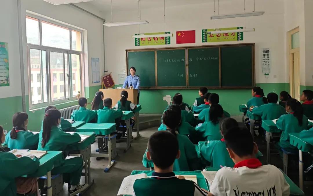 甘肃省天水市武山县杨河镇关工委开展“法治”进校园活动