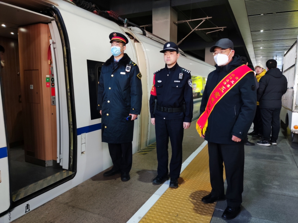 沈阳客运段关工委结合窗口单位实际为2024春运鼓干劲出实招