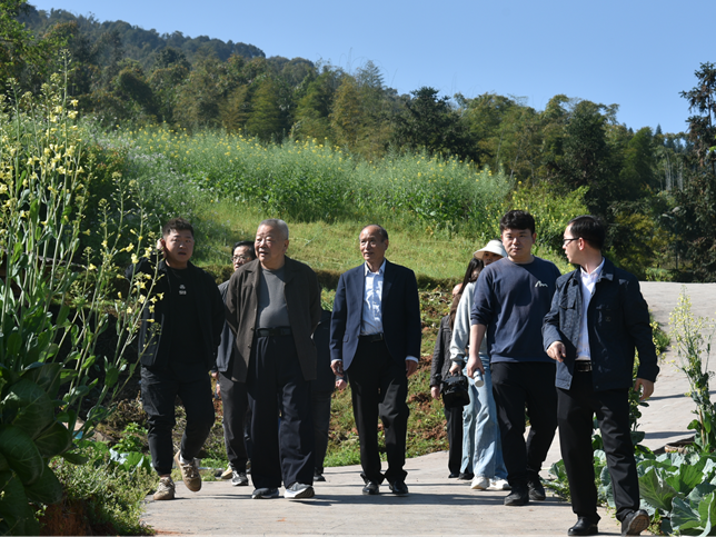 四川省泸州市关工委调研叙永县“双带”农村青年人才工作