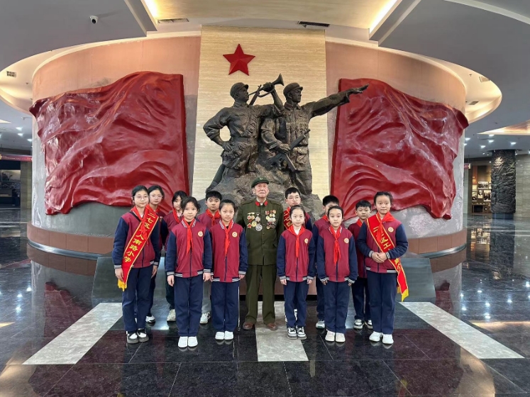 河南省郑州市关工委组织“五老”和青少年开展清明祭英烈主题活动