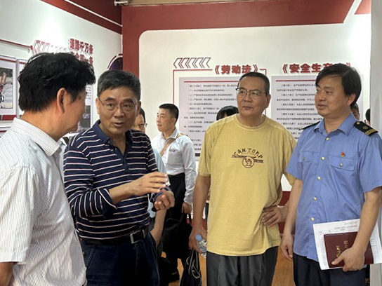 中国铁路南宁局集团公司关工委到柳州机务段调研