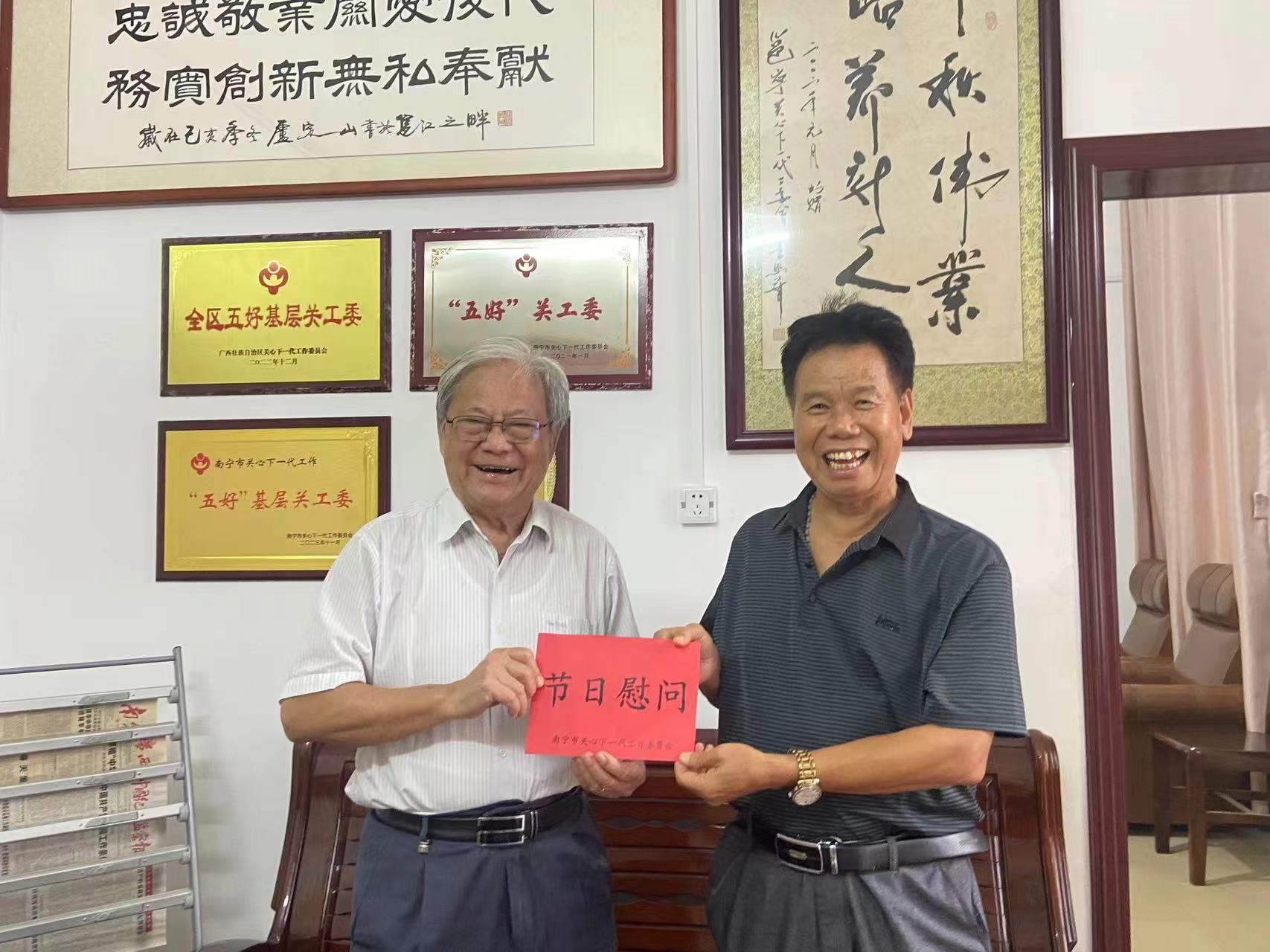 广西壮族自治区南宁市关工委领导走访慰问邕宁区关工委驻会“五老”