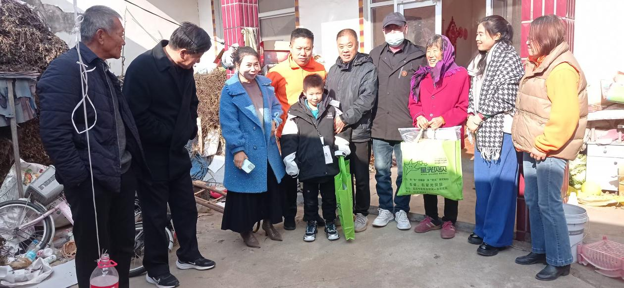 山东省莱西市关工委开展“大手牵小手 仲冬送温暖”活动