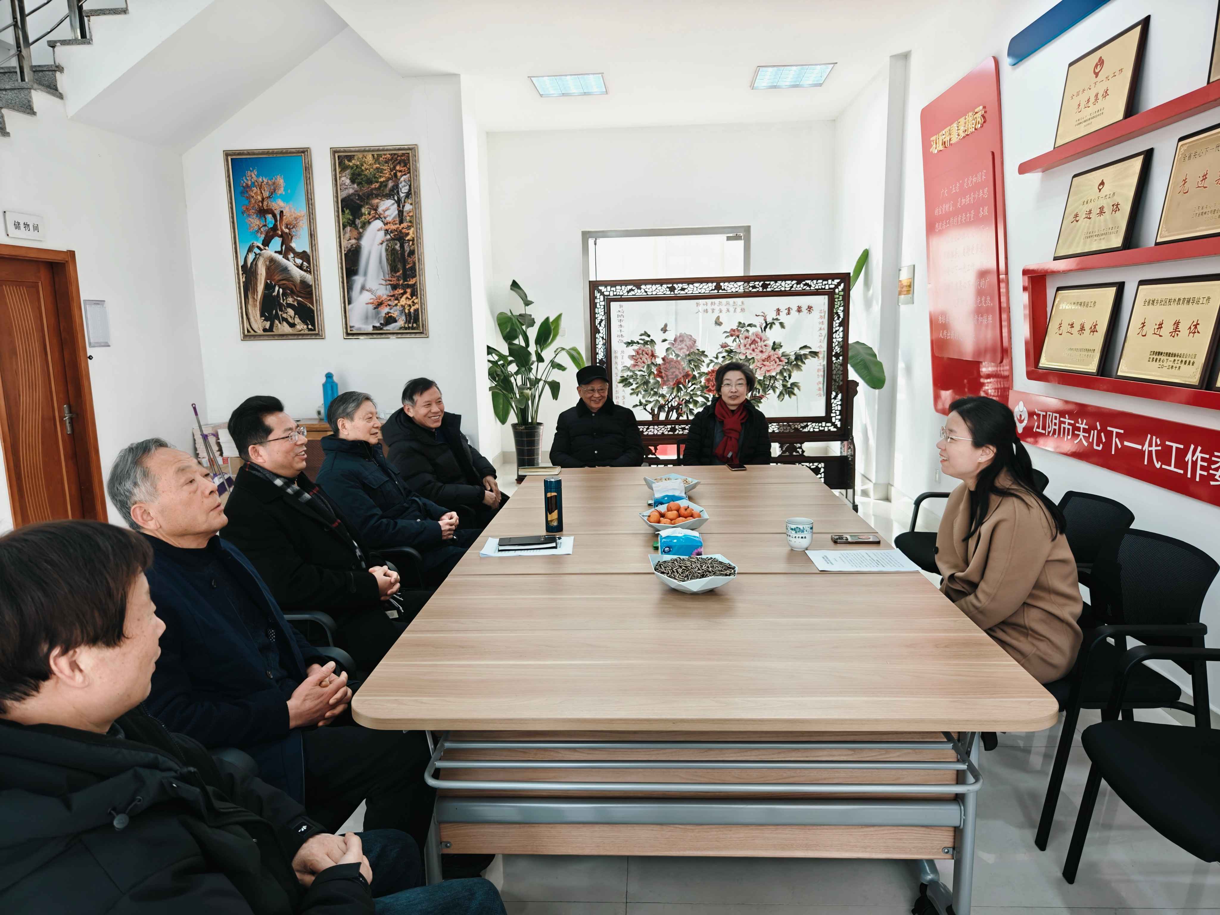 江苏省江阴市委常委、组织部部长吴莉萍新春走访看望市关工委全体同志