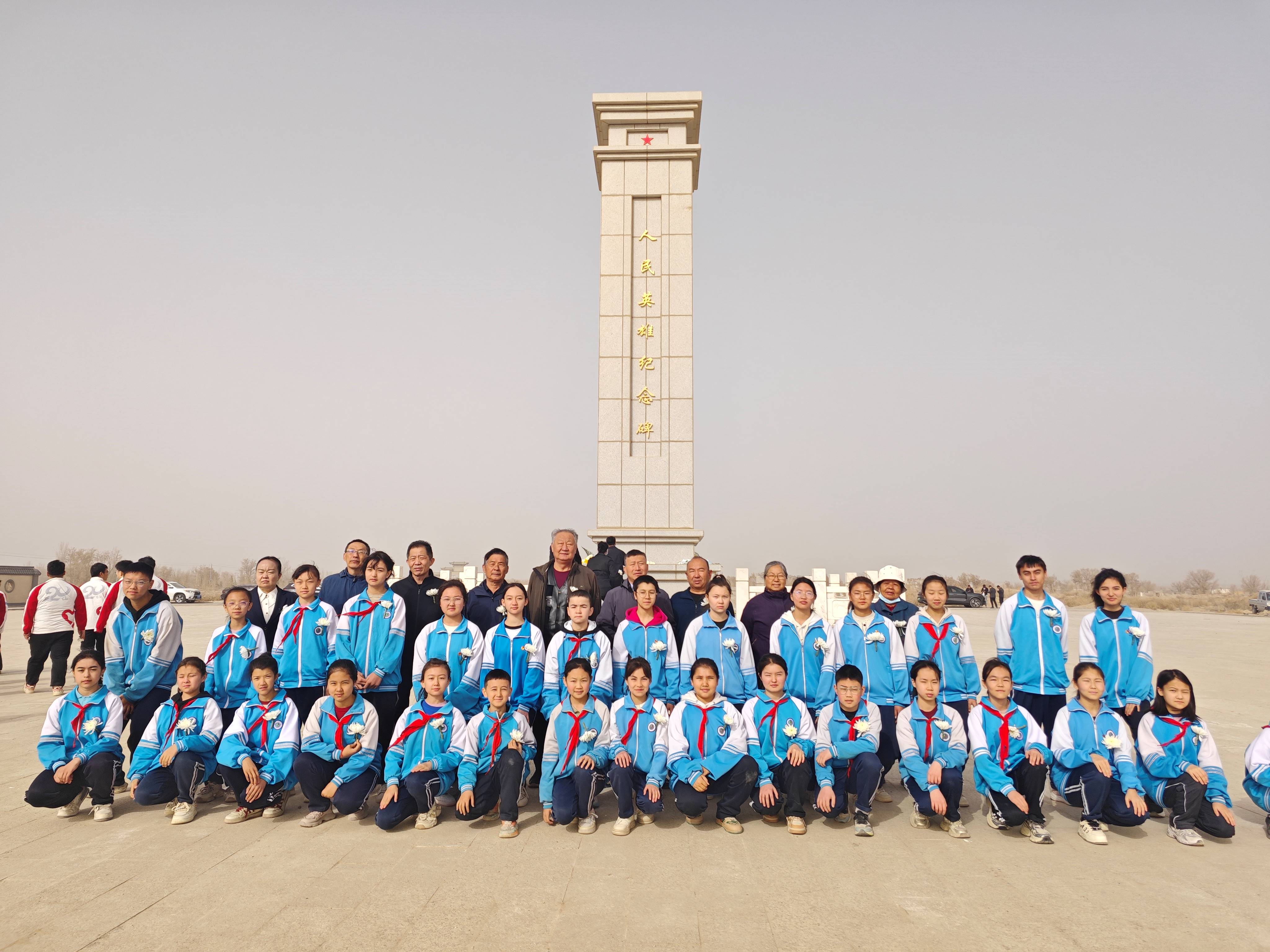 第三师图木舒克市关工委联合开展“缅怀先烈寄哀思·红色薪火永传承”祭英烈主题纪念活动