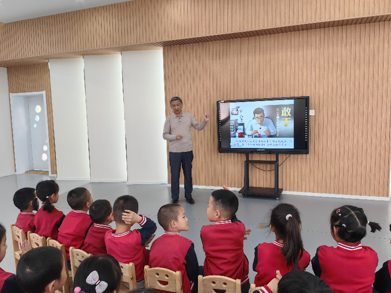 书香润童心，阅读伴成长 ——秦皇岛市燕山大学“五老”走进校幼儿园读书月活动