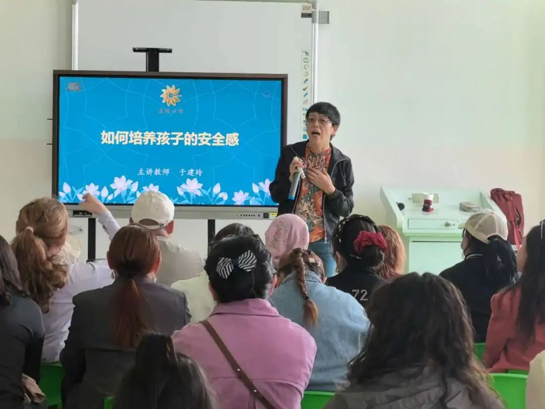 新疆生产建设兵团第十三师新星市启动百场家庭教育进社区活动