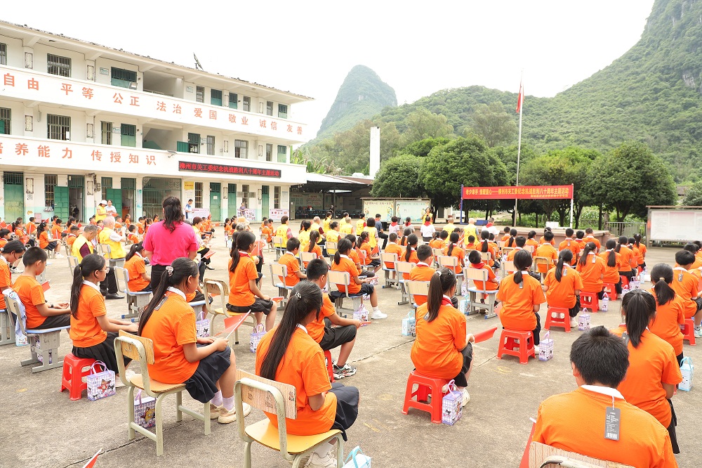 老少牵手 情暖童心 ——柳州市关工委举办纪念抗战胜利八十周年主题活动走进柳城县伏虎华侨农场小学专场