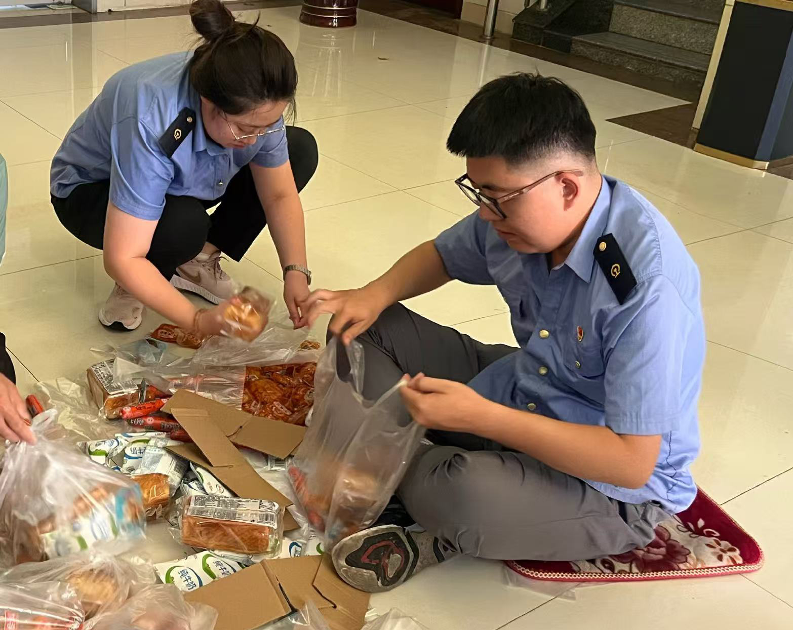 雨水无情人有情，青春无悔见真情——呼和局集团公司呼和房建公寓段年青职工一线风采写实