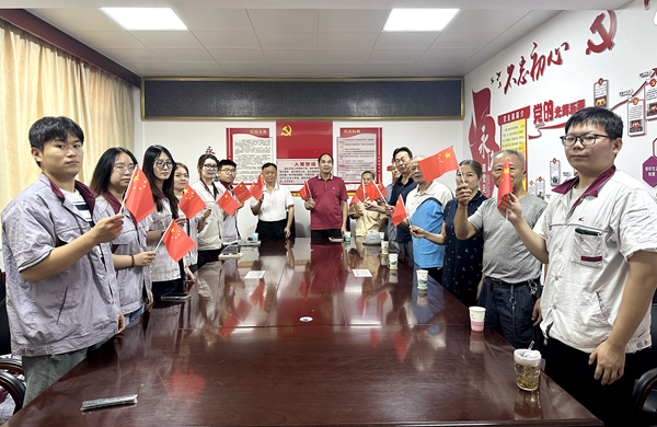 中国铁路南宁局各单位关工委组织“五老”和青年职工观看 纪念抗战胜利80周年大会盛况反响热烈