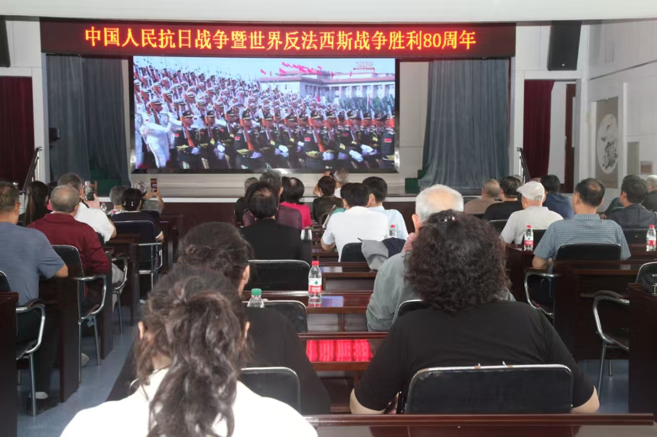 内蒙古自治区赤峰市各级关工委认真组织观看阅兵仪式