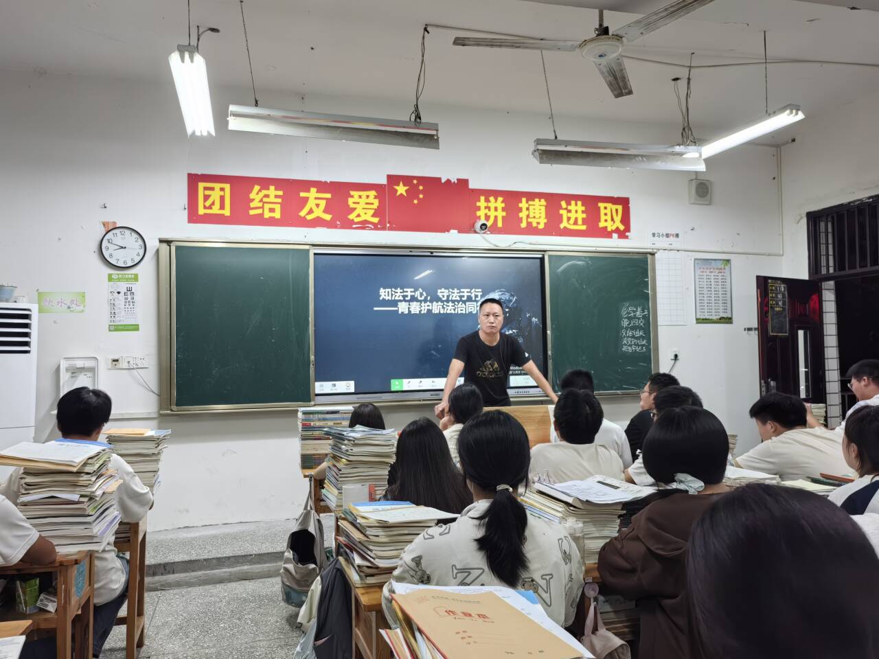 重庆市垫江八中关工委组织开展法治教育活动