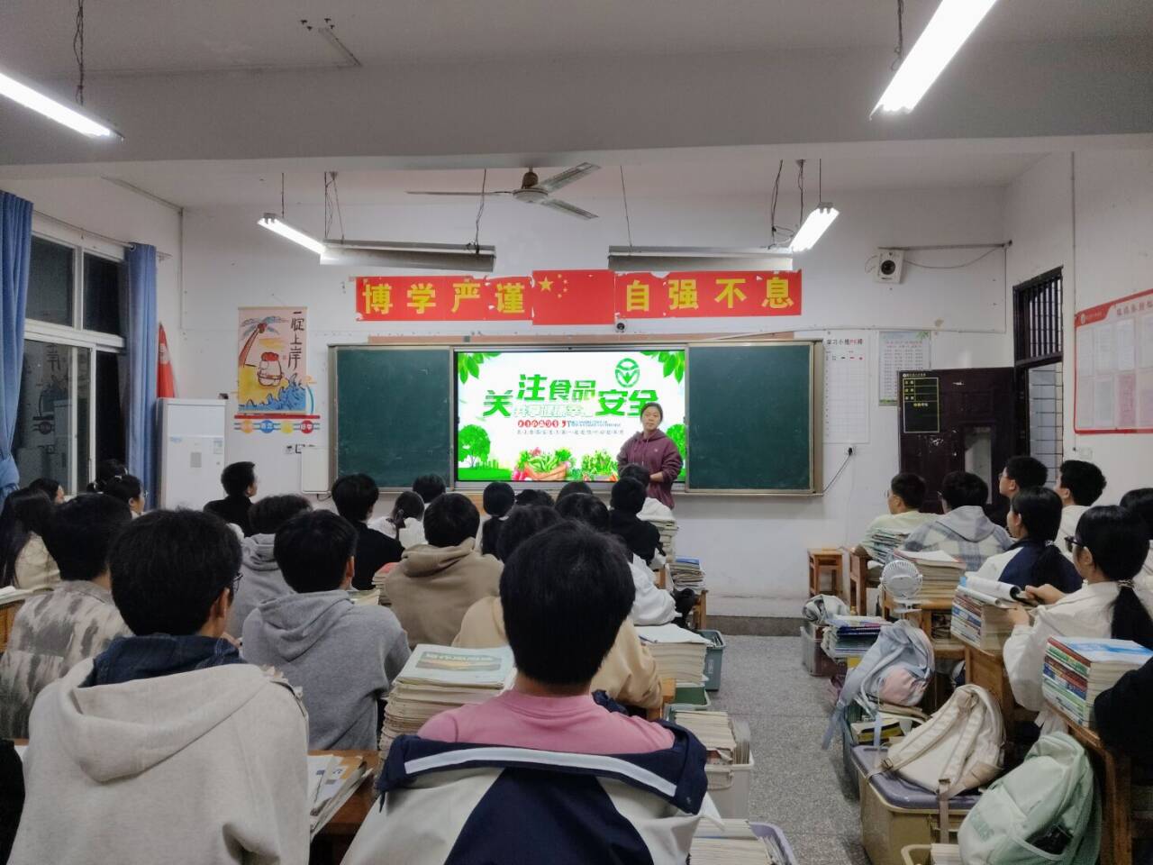 垫江八中关工委组织开展食品安全主题班会活动