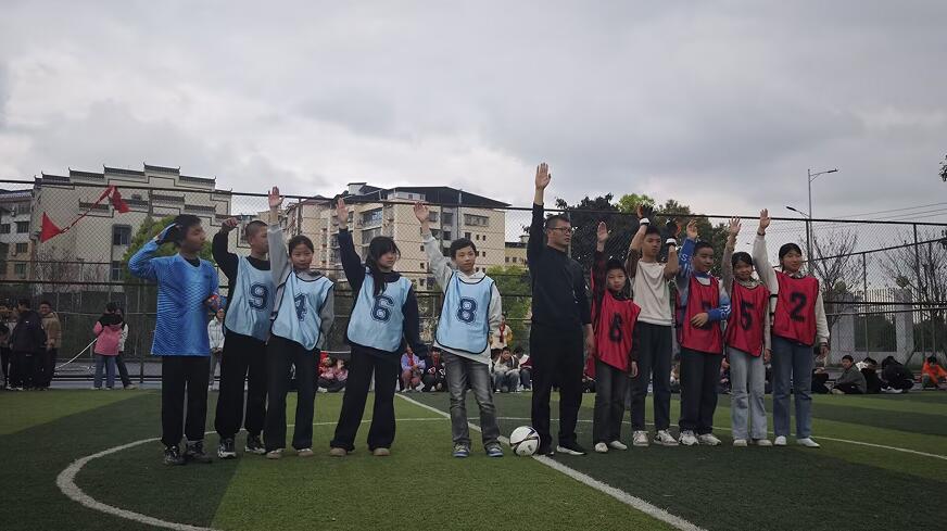 重庆市垫江县澄溪小学校关工委举行了第二届“绿萌梦想”足球联赛
