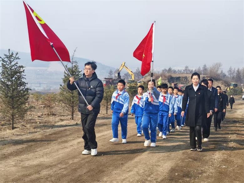 黑龙江省鸡西市梨树区关工委联合太阳升小学开展清明祭扫抗美援朝英烈活动