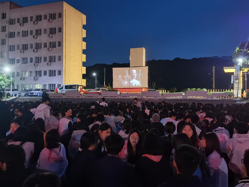 重庆市垫江八中关工委组织学生集中观看爱国主义谍战影片