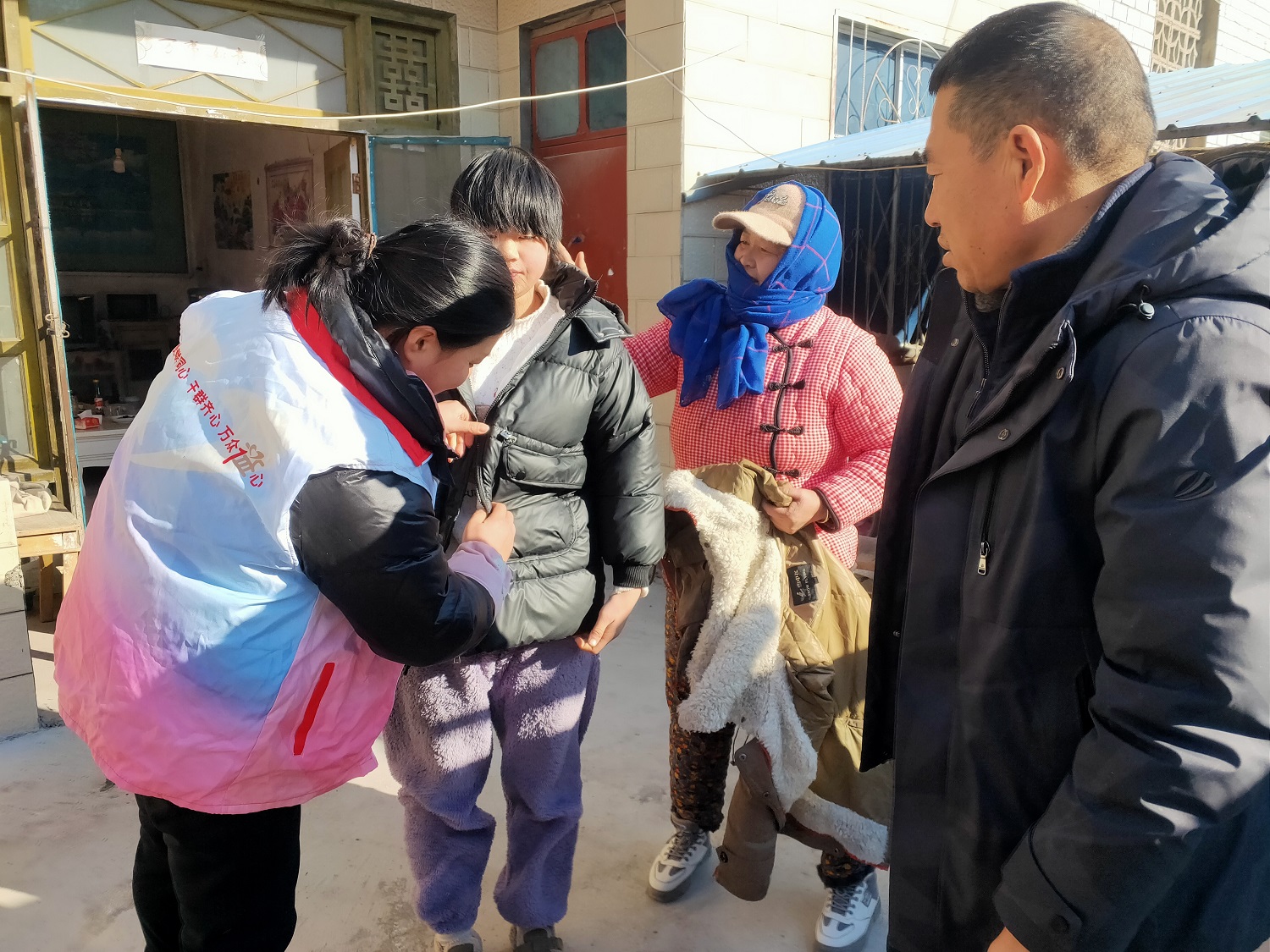 新春送关爱 | 徐州经开区徐庄镇王桥村关工委：“情暖冬日 爱暖童心”慰问活动