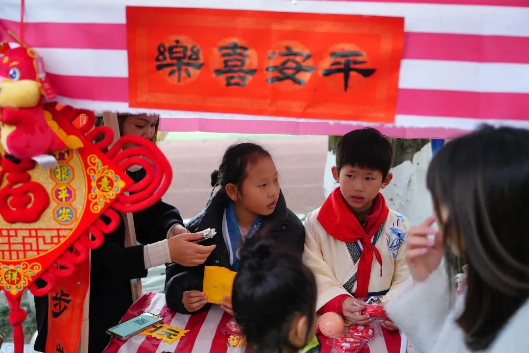 成都市金牛区金科路小学关工委开展“‘龙’重登场 年味‘龙’浓”活动