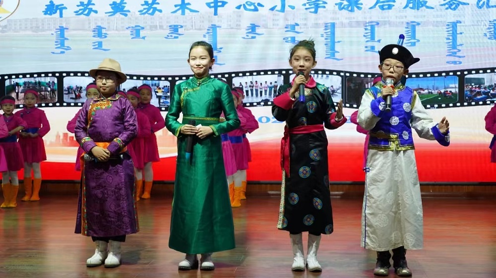 内蒙古赤峰市翁牛特旗新苏莫苏木中心小学关工委组织学生展演才艺喜迎新年
