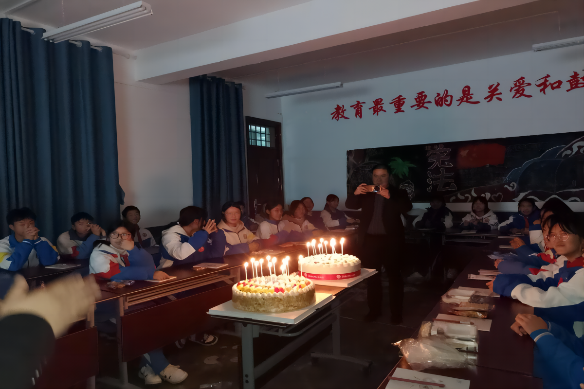 学校党政送温暖 留守儿童不孤单——独山县为民中学关工委为留守儿童集体过生日