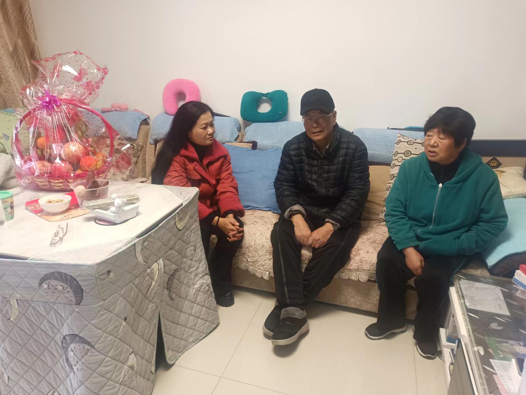 独山县关工委看望慰问生病“五老”