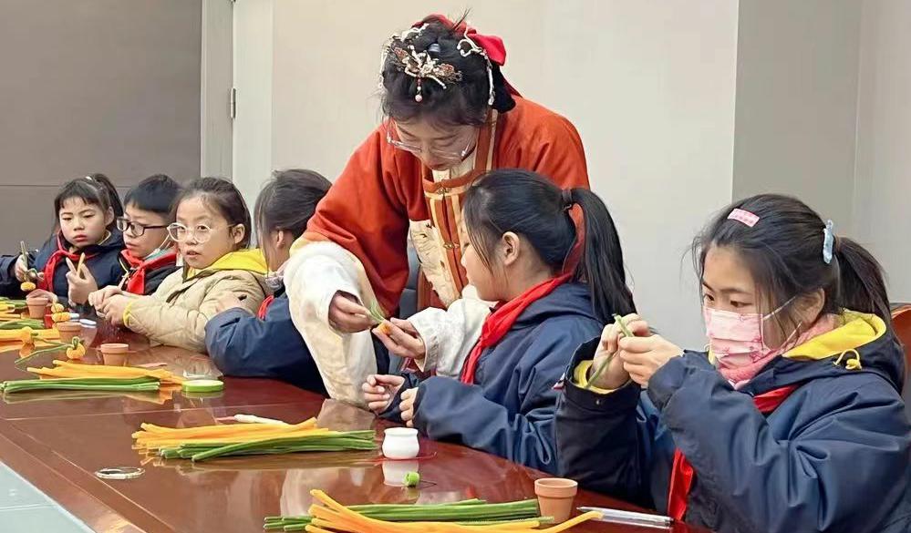 江苏省徐州市铜山区娇山湖小学关工委举办非遗绒花制作活动