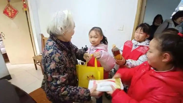 四川省成都市金牛区福源社区关工委开展“关爱困难高龄老人 小小志愿者在行动”活动