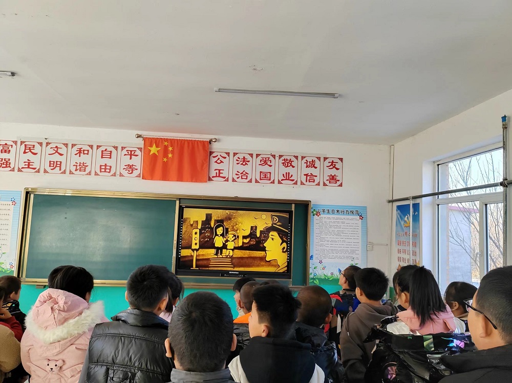 内蒙古赤峰市翁牛特旗乌丹镇杨家营小学关工委：增强交通安全意识，提高自我保护能力